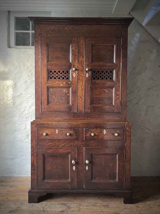 Cwpwrdd Bara Caws / Bread & Cheese cupboard